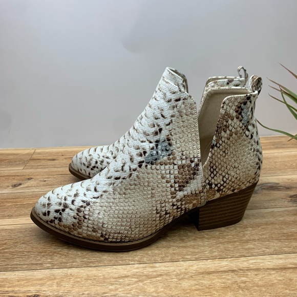 CL by Laundry Cherish Ankle Bootie - Picture 5 of 9